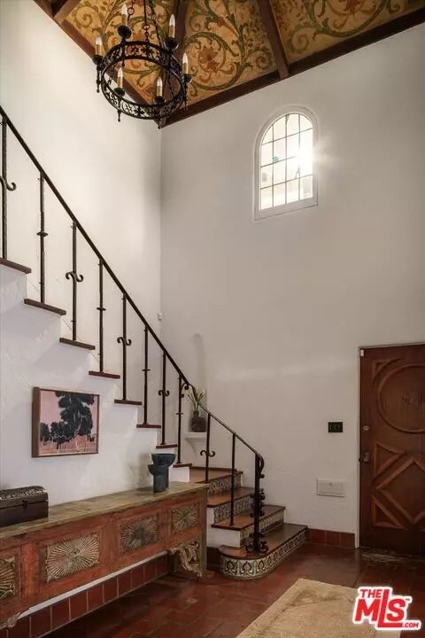 Los Angeles, CA 90068,5444 Red Oak Dr