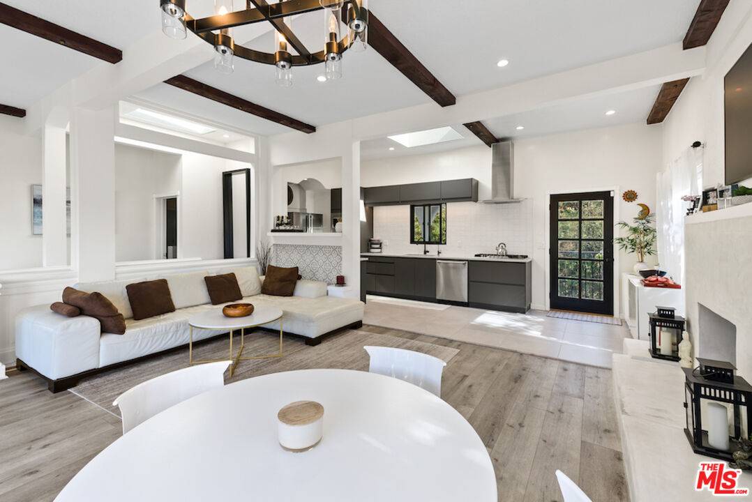 1923 Sunset Plaza Dr, Los Angeles, CA 90069