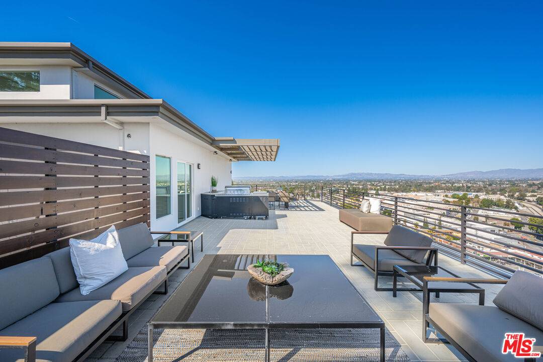 11725 Laurelwood Dr, Studio City, CA 91604