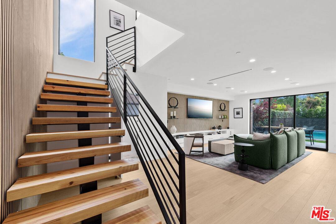 Los Angeles, CA 90034,2631 Castle Heights Pl