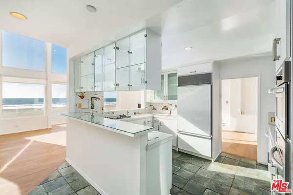 Marina Del Rey, CA 90292,3711 OCEAN FRONT #3