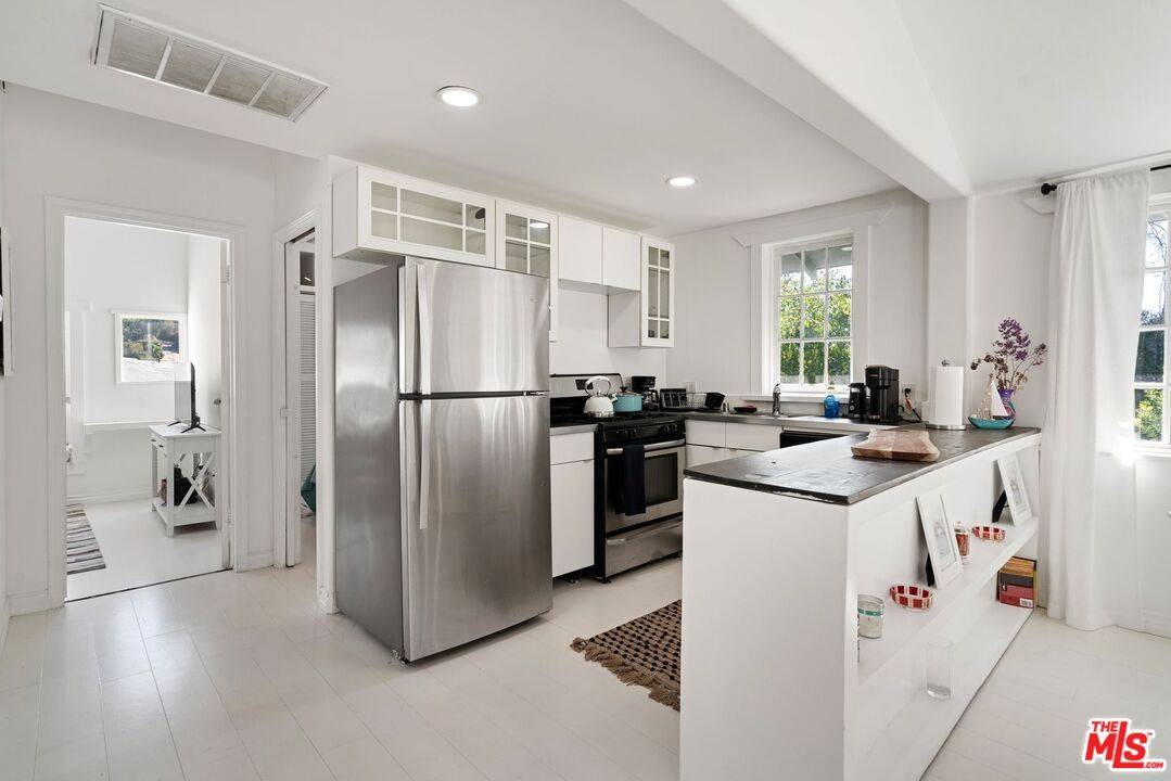 Los Angeles, CA 90026,2165 Valentine St #3