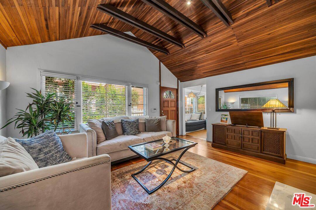 Los Angeles, CA 90077,10546 Selkirk Ln
