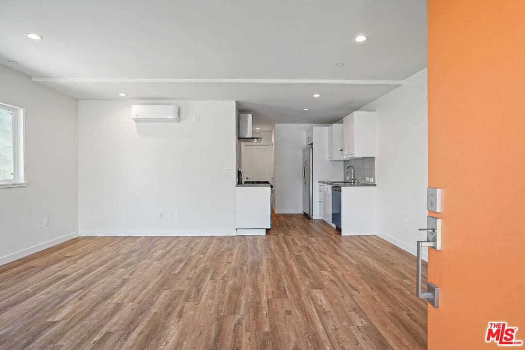 Los Angeles, CA 90019,1166 S Cochran Ave #2