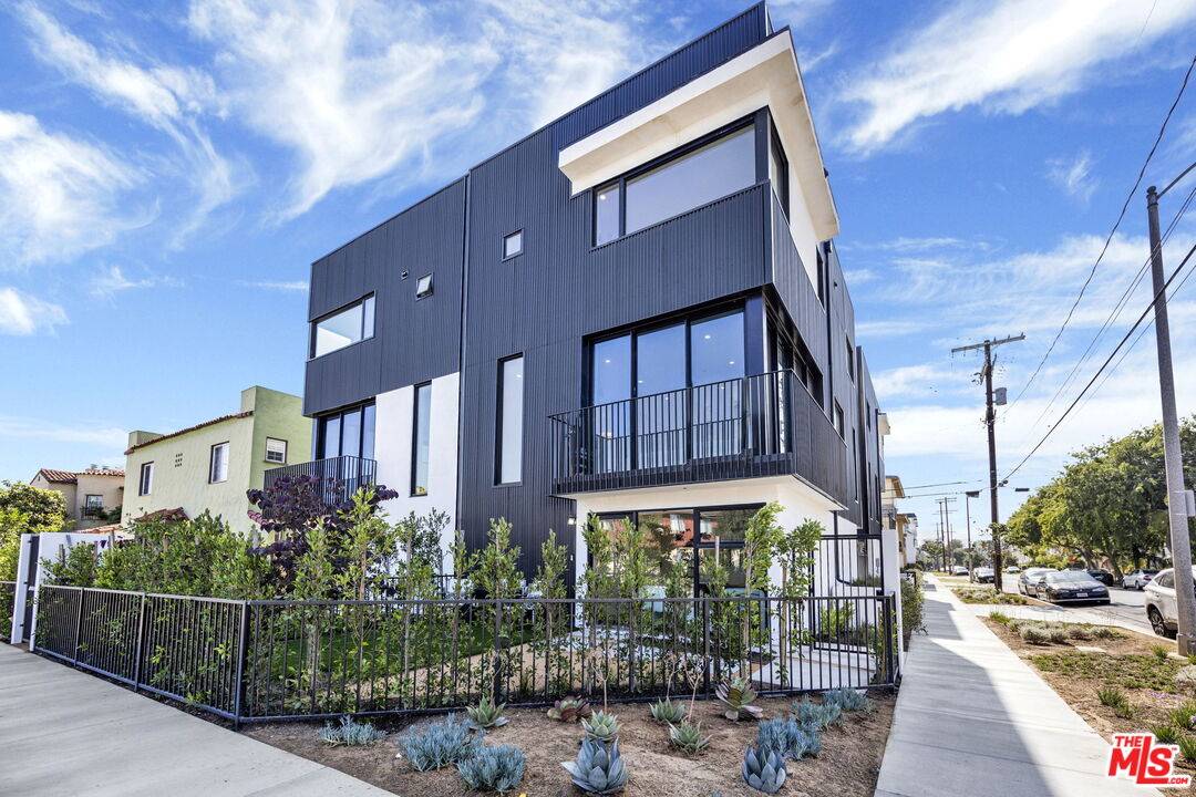 5868 Saturn St, Los Angeles, CA 90019