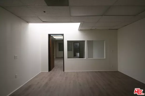 Santa Monica, CA 90401,1431 7th St #301