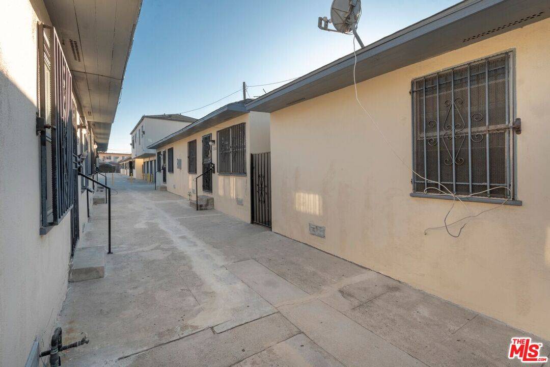 Los Angeles, CA 90044,1124 W 110th St