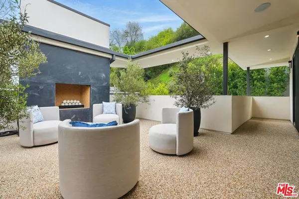 Bel Air, CA 90077,913 N Beverly Glen Blvd