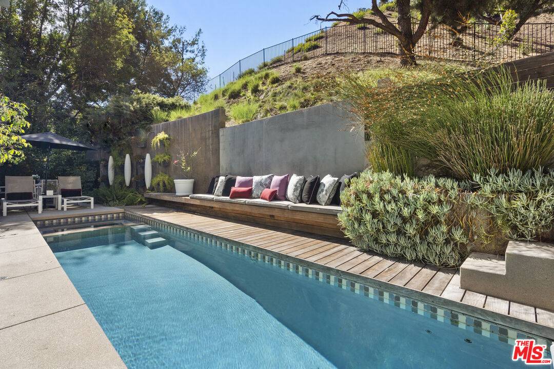 9767 Apricot Ln, Beverly Hills, CA 90210