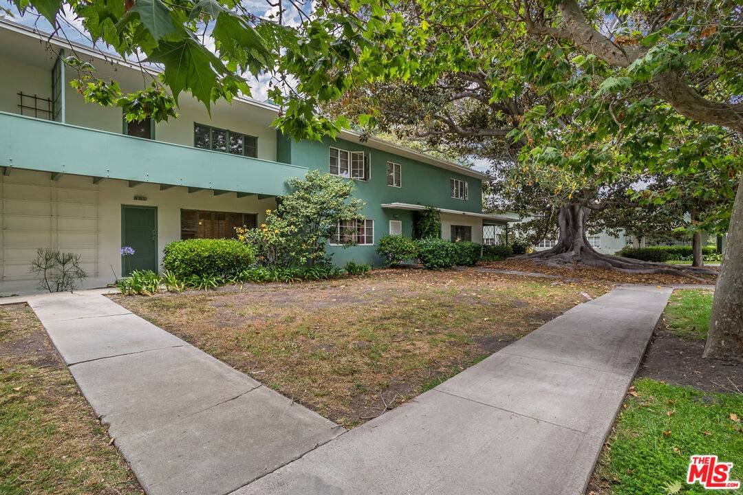 Los Angeles, CA 90016,5453 Village Green