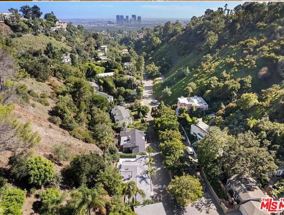 Beverly Hills, CA 90210,1422 San Ysidro Dr
