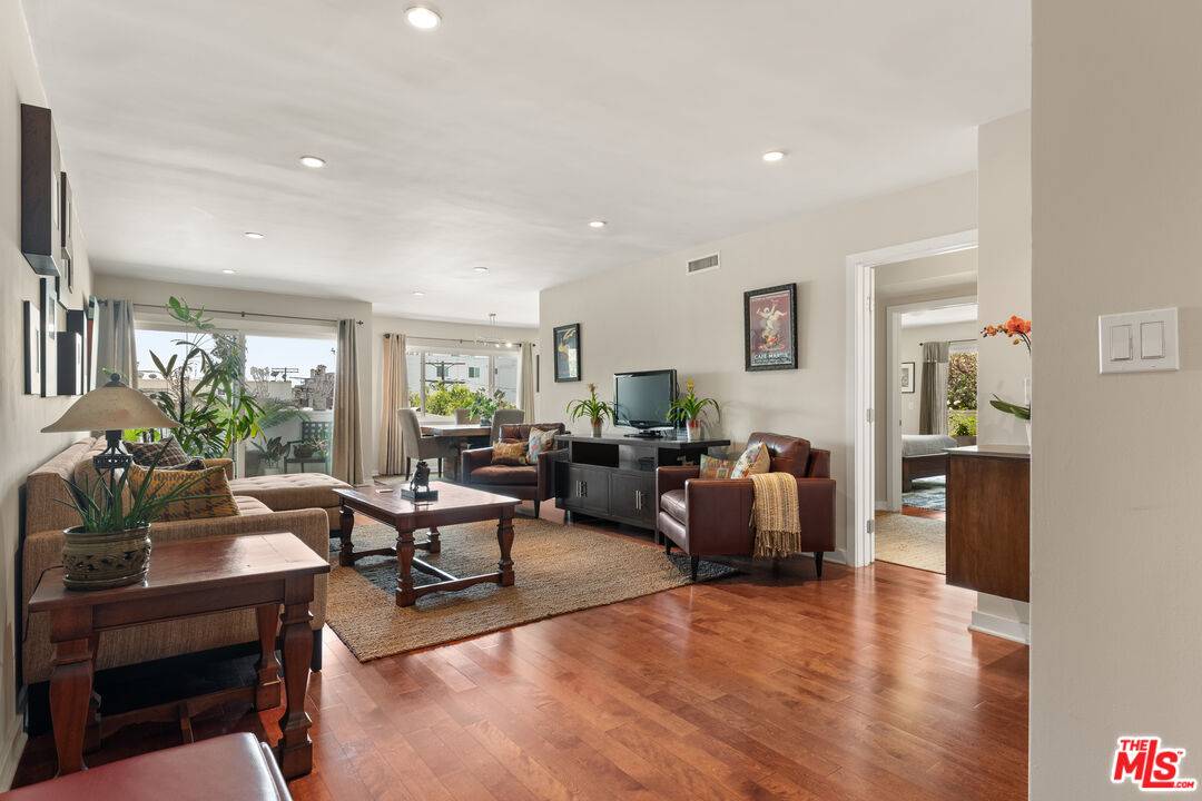 811 S Bedford St #304, Los Angeles, CA 90035