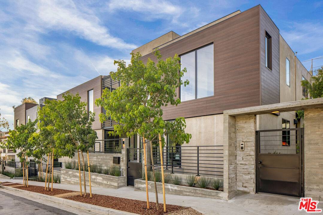 927 Hilldale Ave, West Hollywood, CA 90069