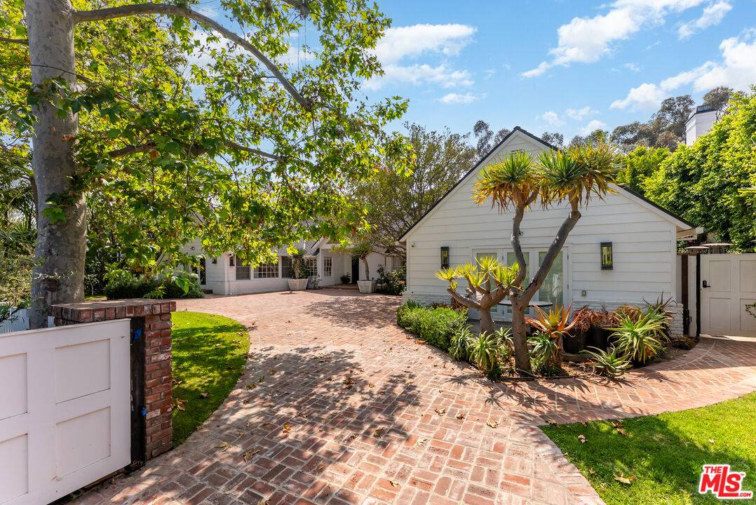 Pacific Palisades, CA 90272,797 Amalfi Dr