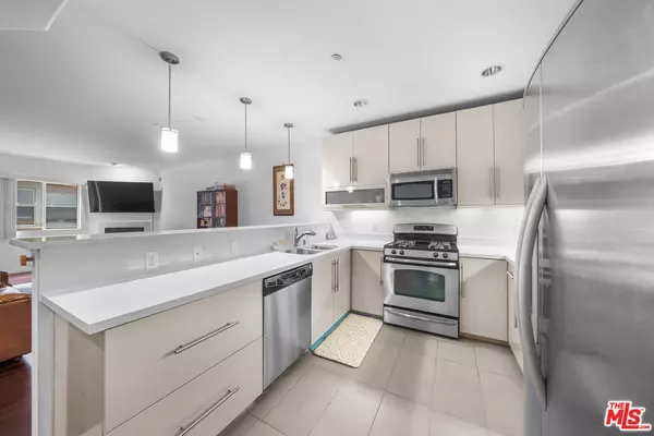 733 S Manhattan Pl #401, Los Angeles, CA 90005