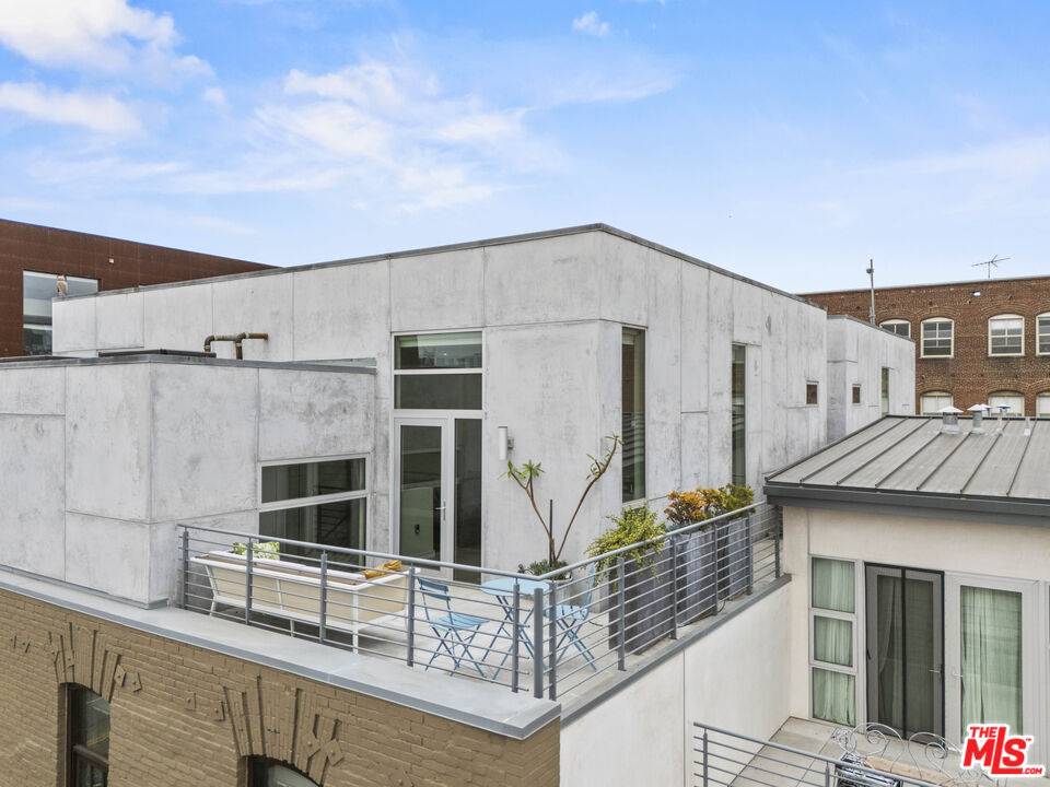 Los Angeles, CA 90012,940 E 2nd St #35