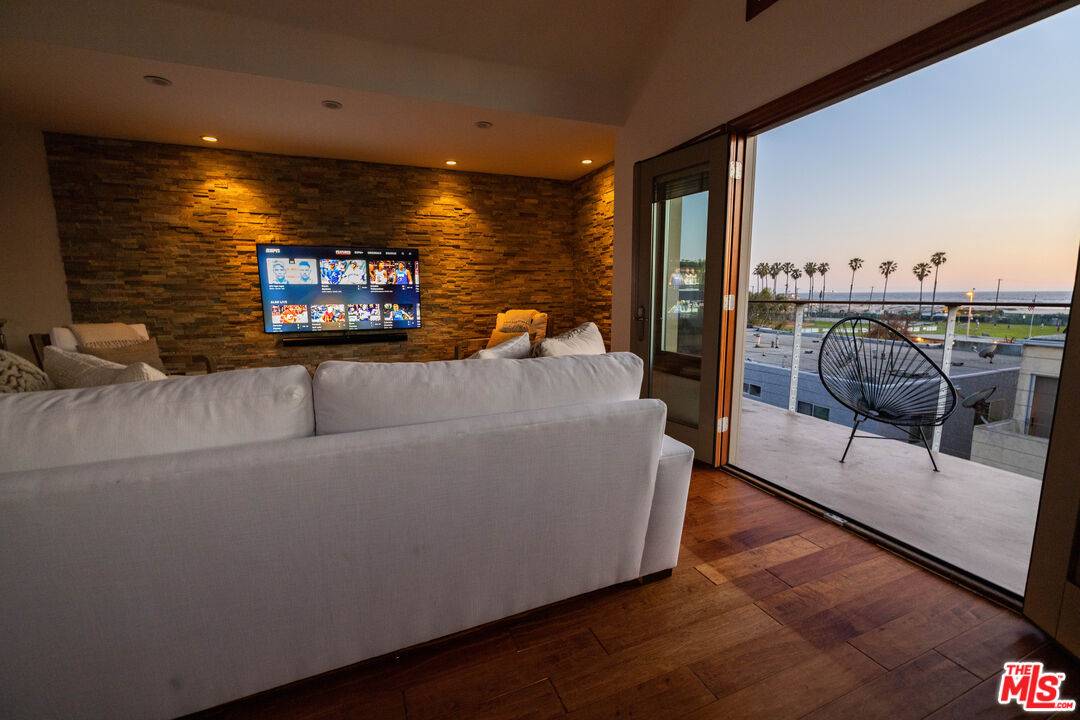 6644 Vista Del Mar, Playa Del Rey, CA 90293