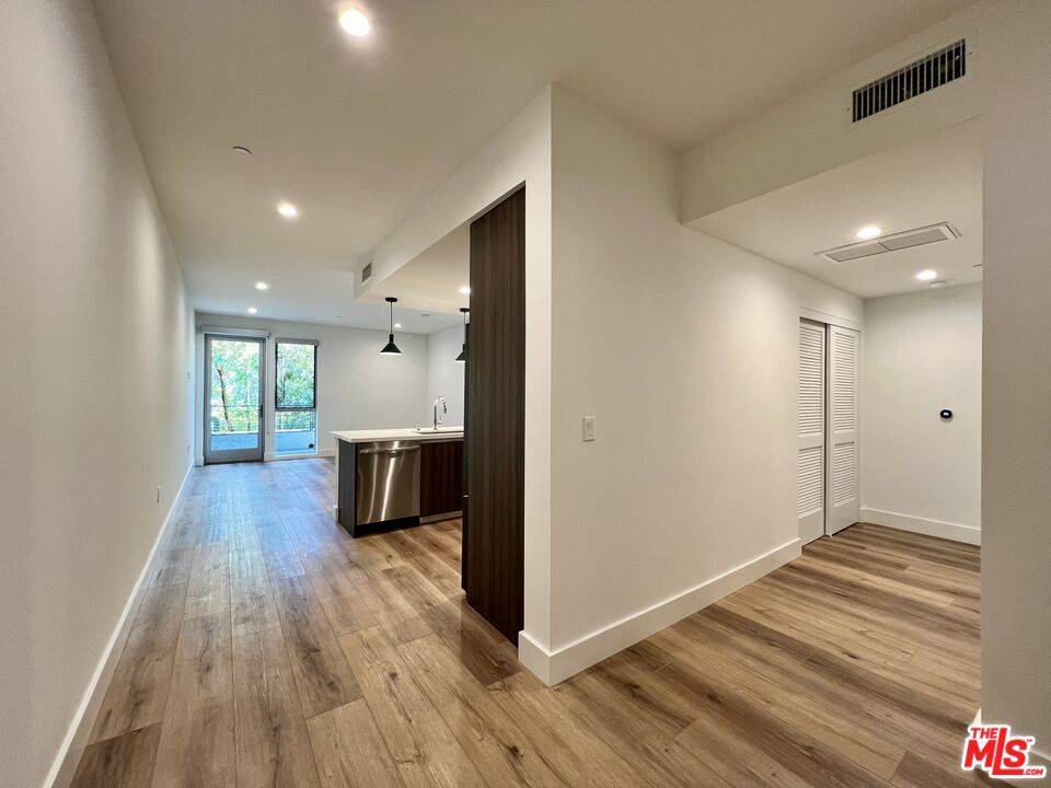Los Angeles, CA 90038,5801 Camerford Ave #104