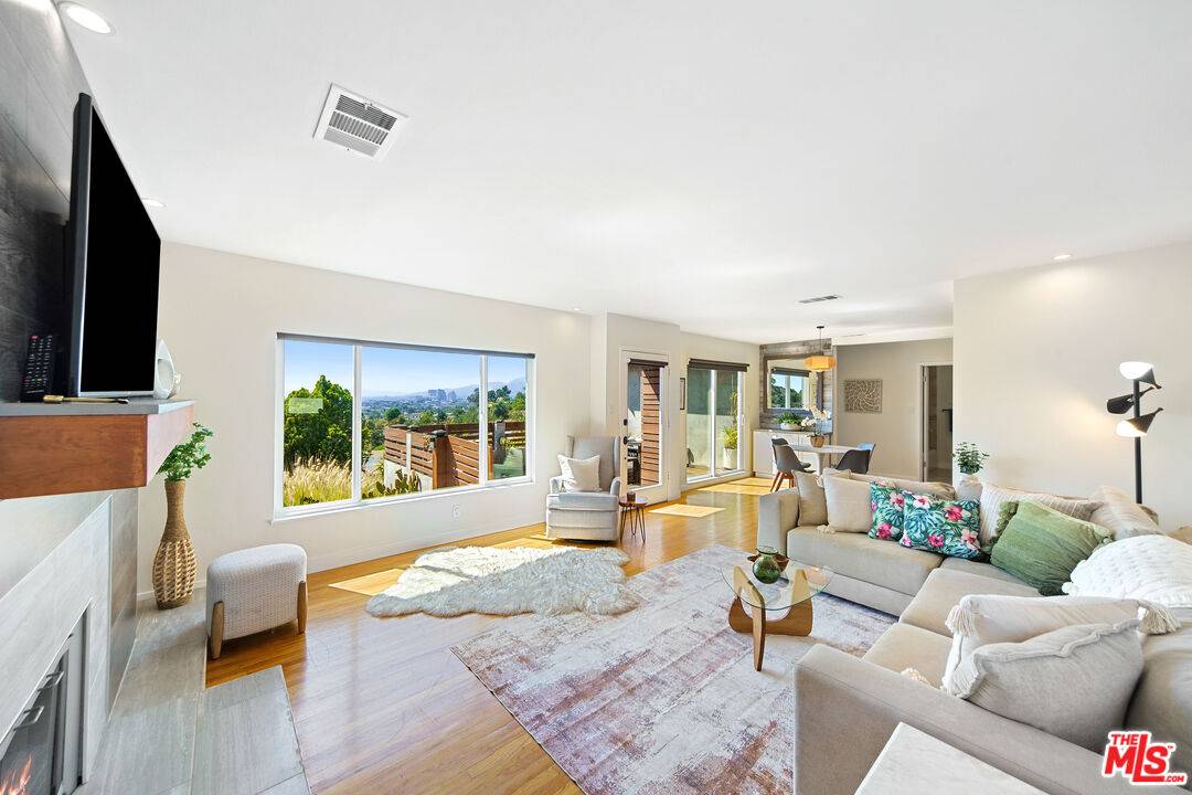 Los Angeles, CA 90065,2849 Palmer Dr