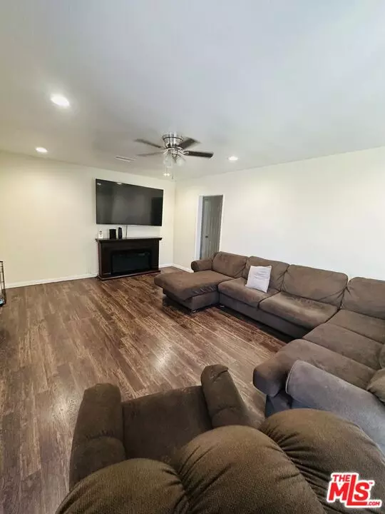 Los Angeles, CA 90047,11513 S St Andrews Pl