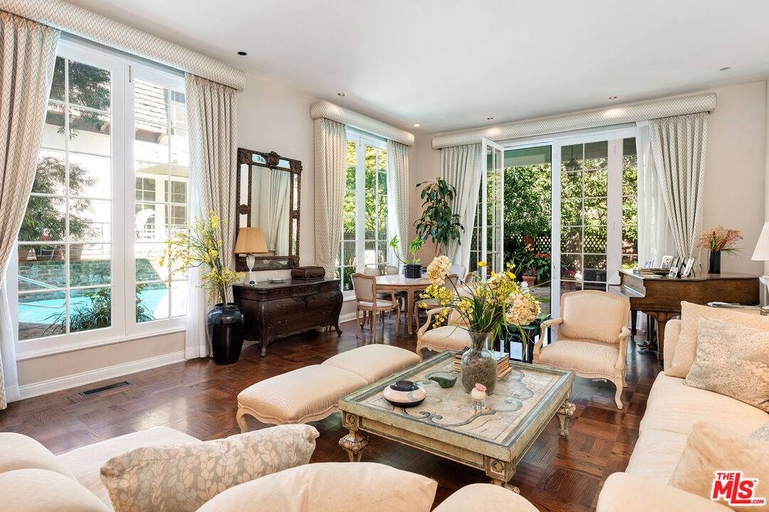 Beverly Hills, CA 90210,1040 Cove Way