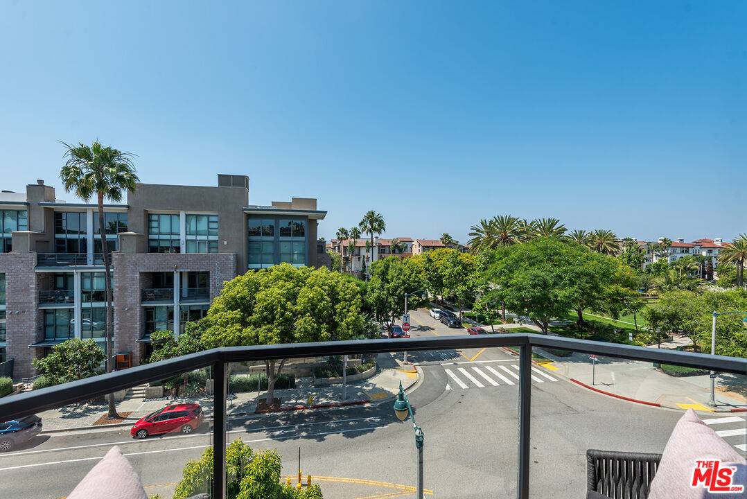 Playa Vista, CA 90094,13044 Pacific Prome #420