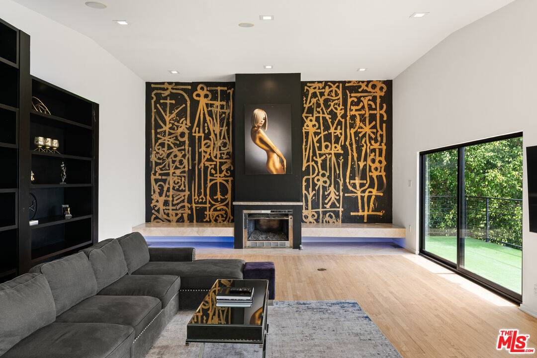 8514 Hillside Ave, Los Angeles, CA 90069