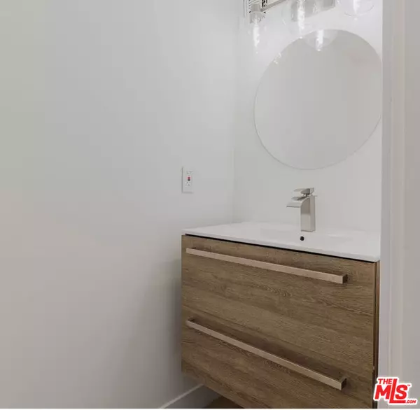 West Hollywood, CA 90069,1155 N La Cienega Blvd #1207