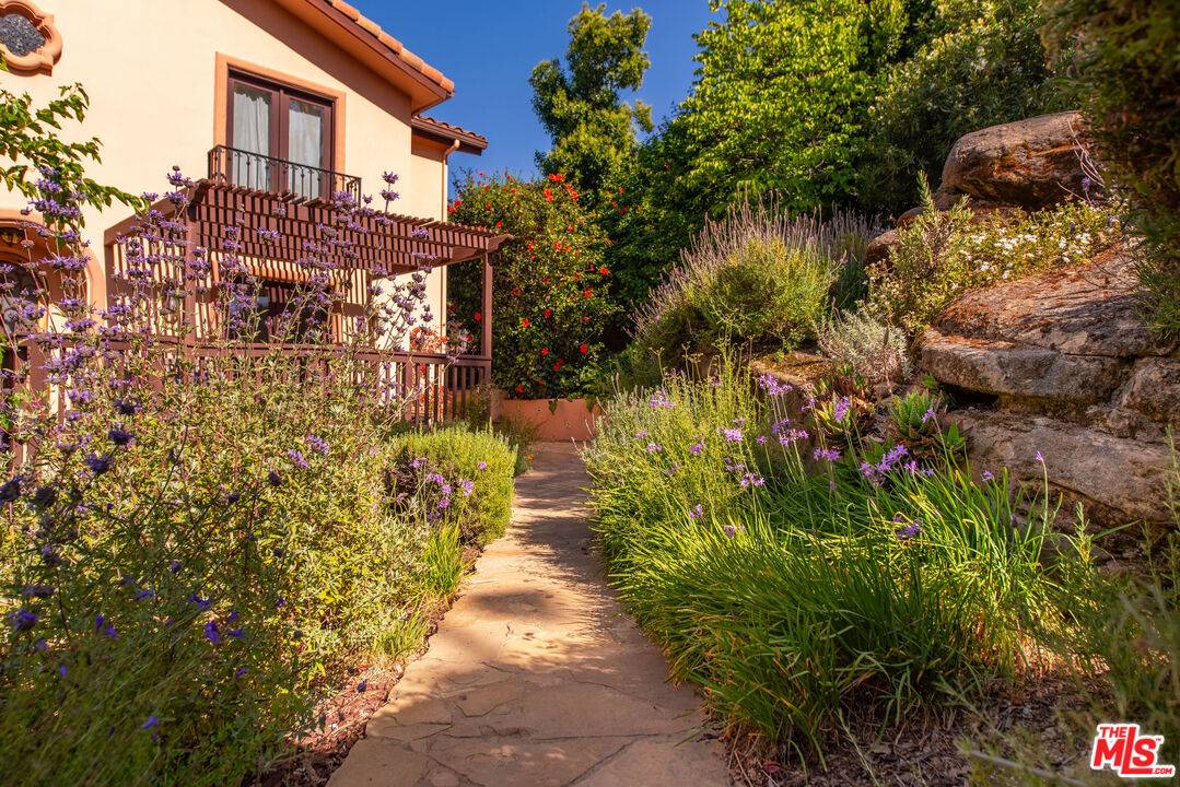 Topanga, CA 90290,21322 Hillside Dr