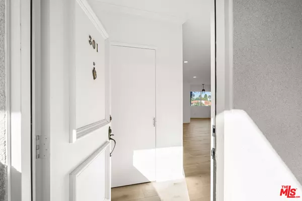 Santa Monica, CA 90402,222 7th St #301