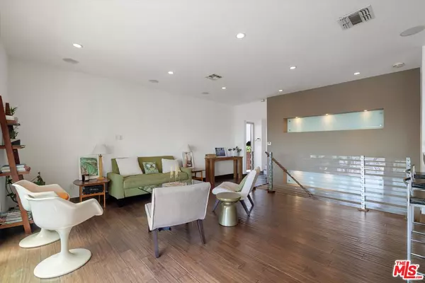 Los Angeles, CA 90068,3006 Vista Crest Dr