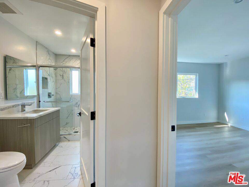 3207 W 3rd St #1, Los Angeles, CA 90020