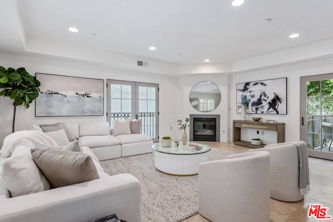11633 Chenault St #203, Los Angeles, CA 90049