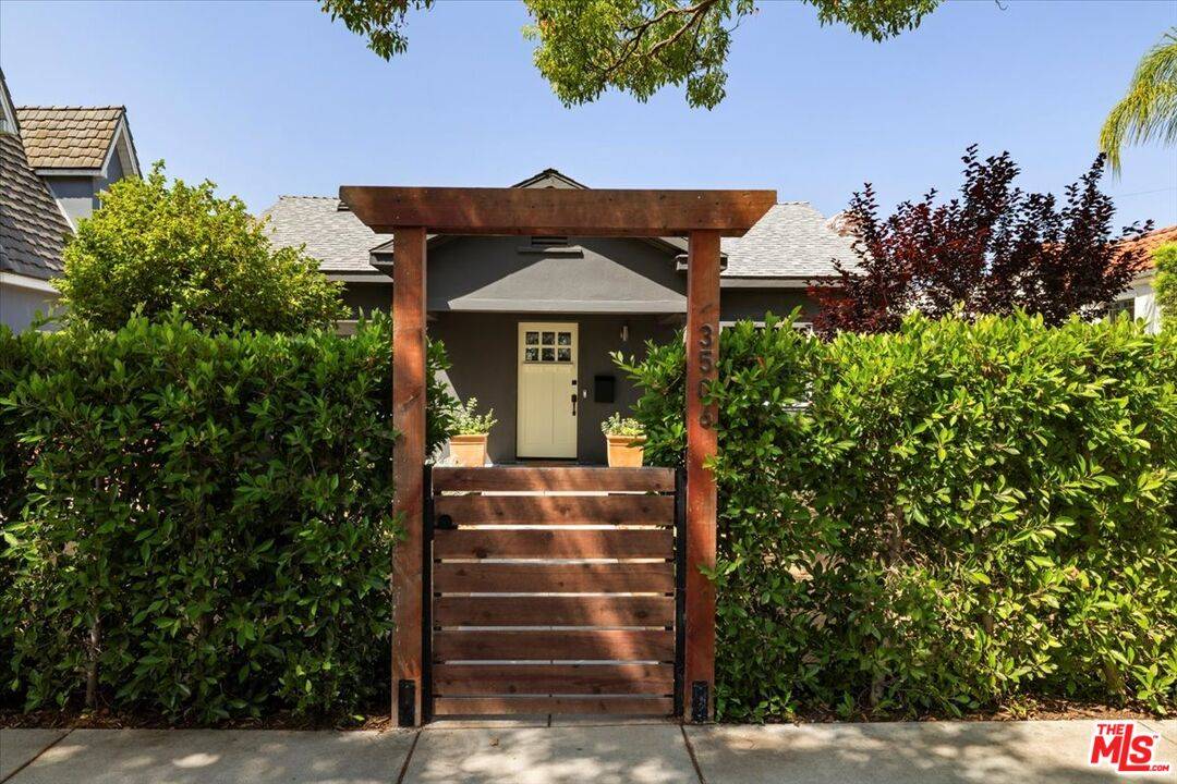 Los Angeles, CA 90039,3506 Madera Ave