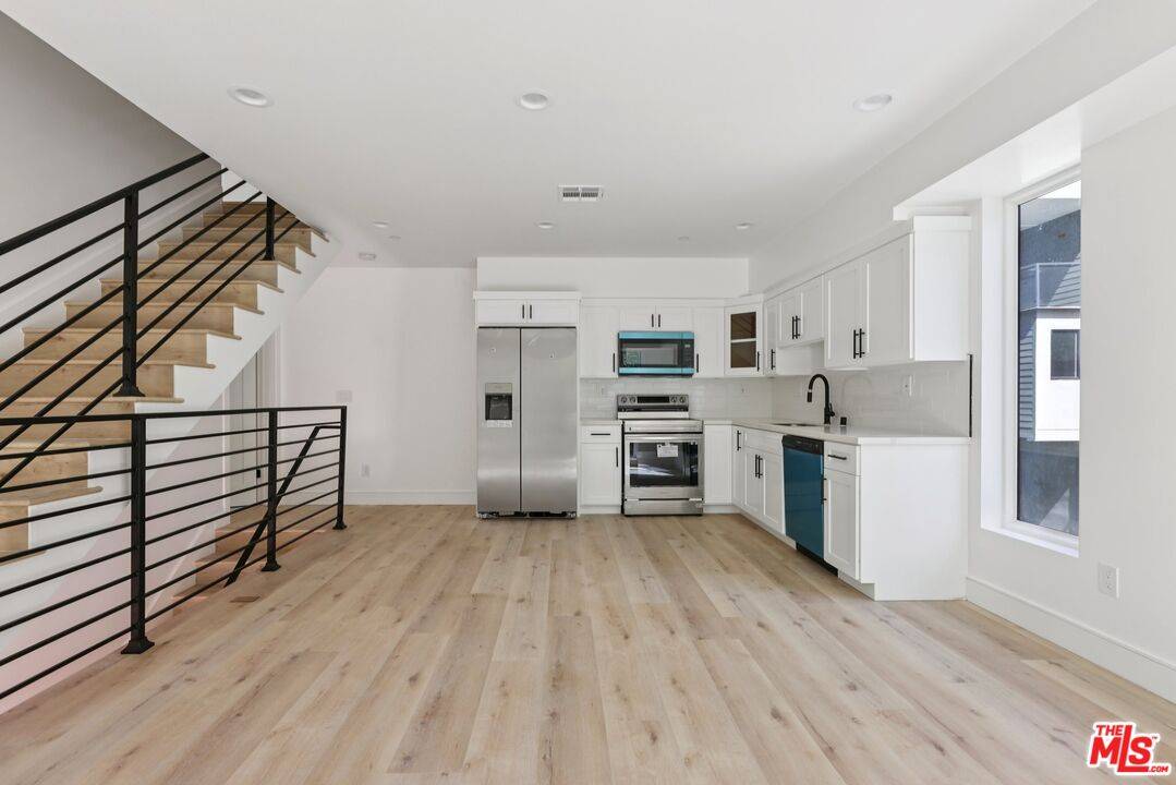 Los Angeles, CA 90068,2111 Holly Dr