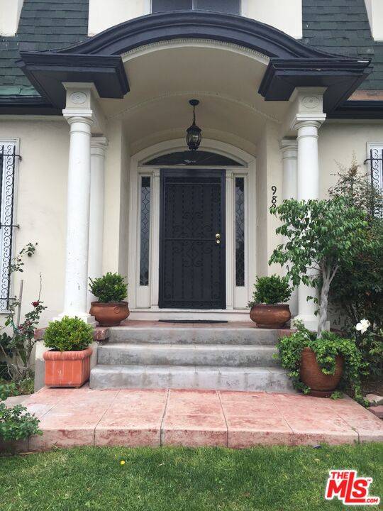 Los Angeles, CA 90019,982 S Gramercy Pl