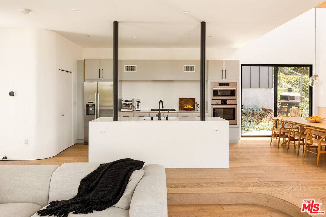 Los Angeles, CA 90039,2220 Electric St