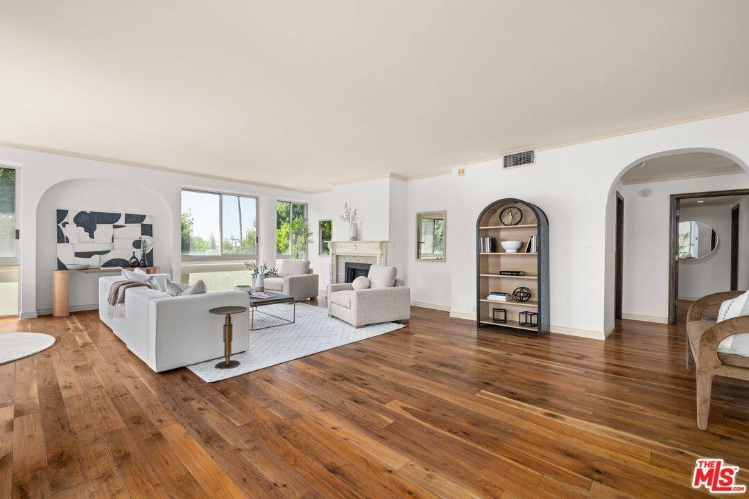318 N Maple Dr #406, Beverly Hills, CA 90210