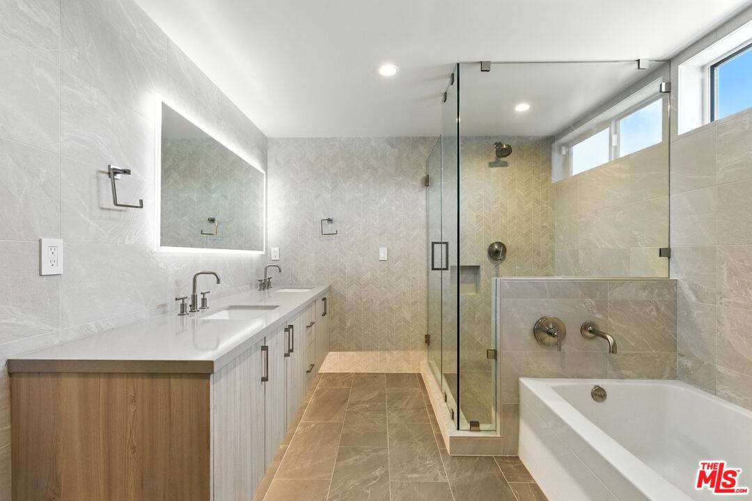 10951 National Blvd #303, Los Angeles, CA 90064