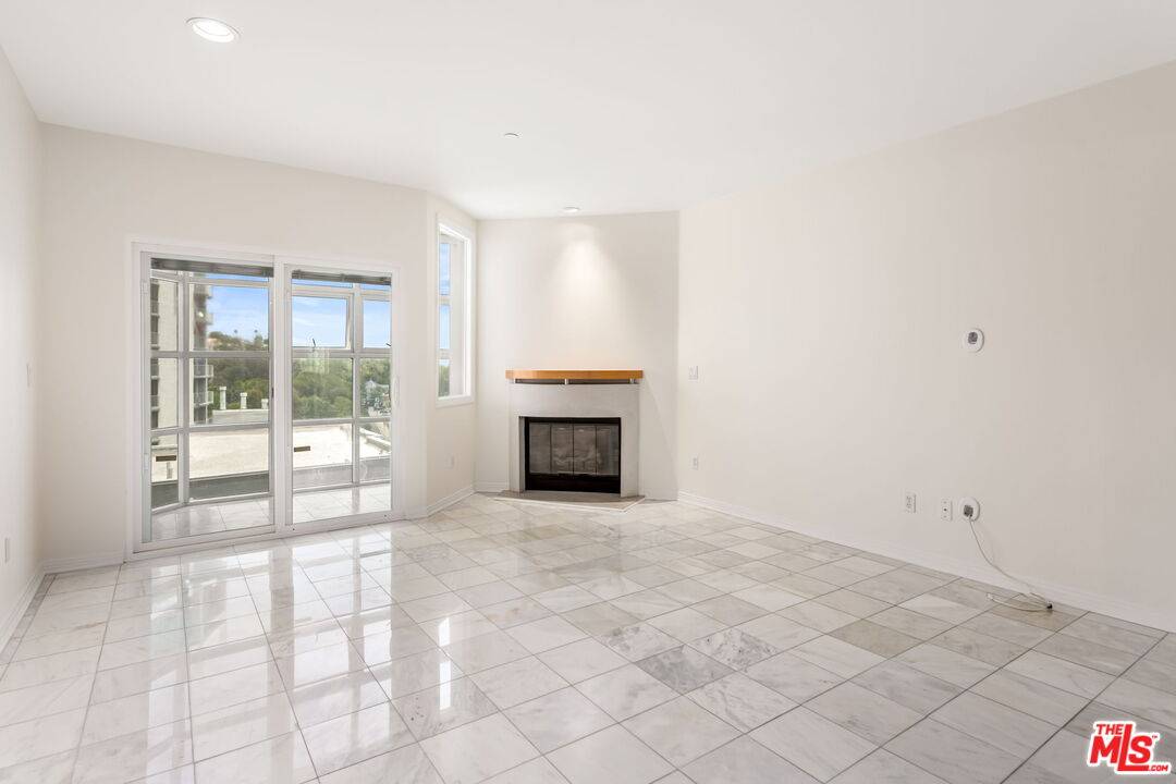 Los Angeles, CA 90049,171 N Church Ln #619