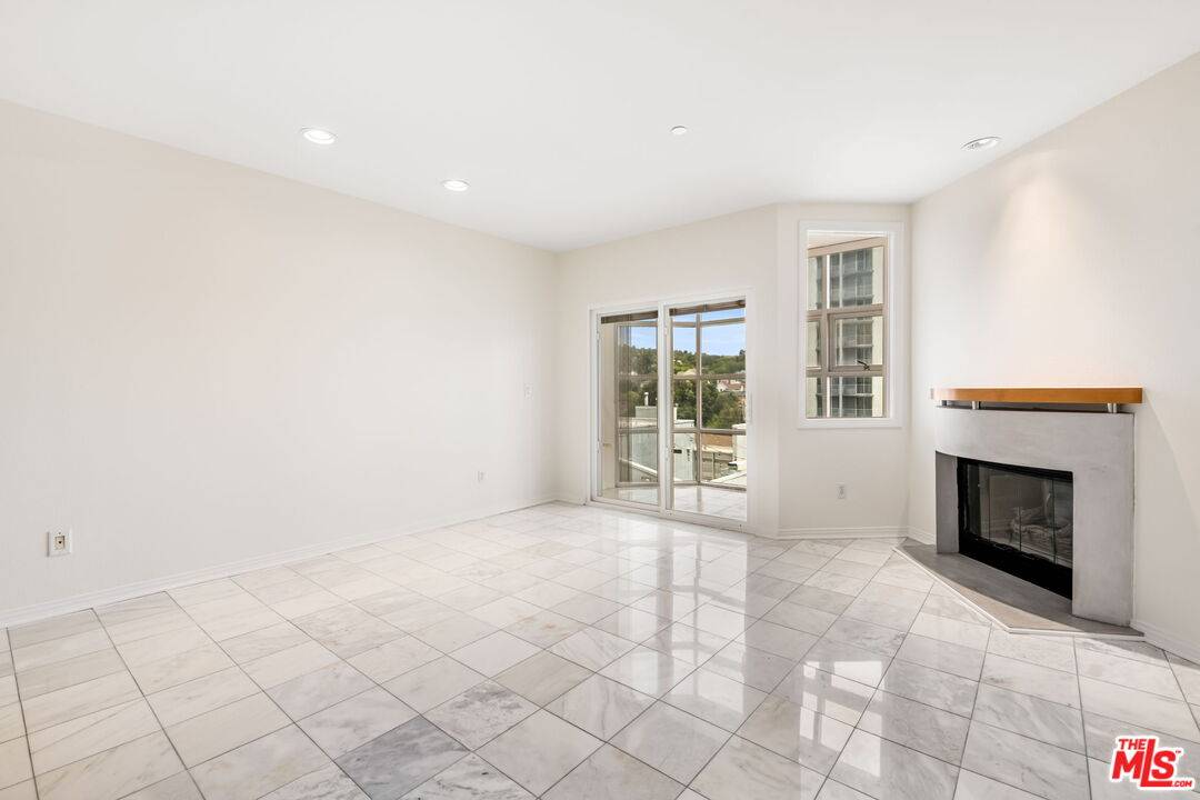 171 N Church Ln #619, Los Angeles, CA 90049