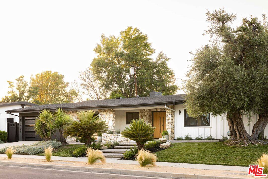 24211 Caris St, Woodland Hills, CA 91367