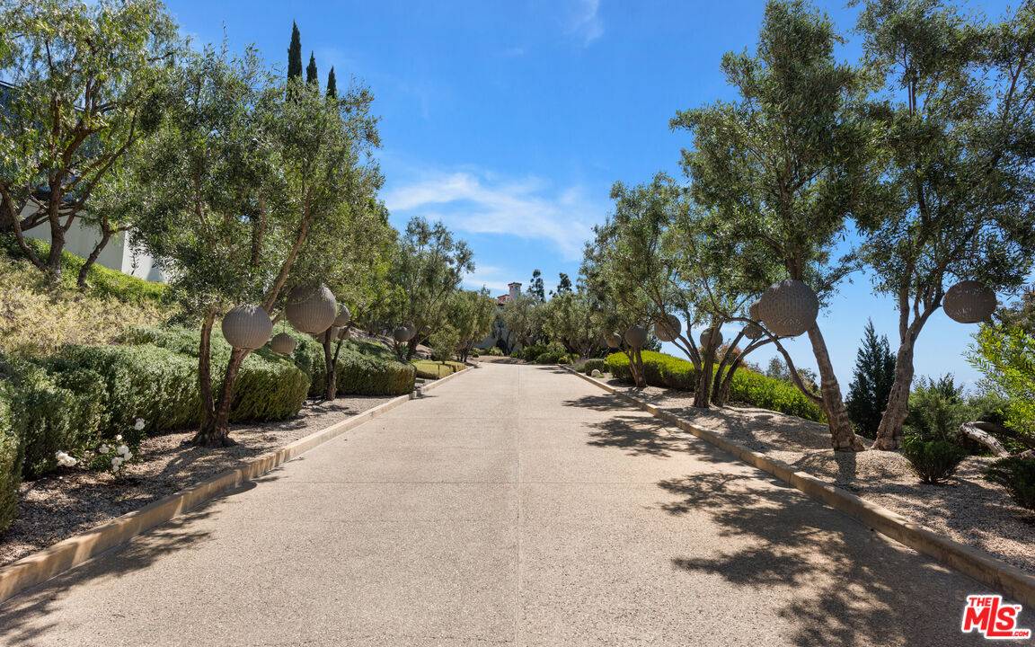 Beverly Hills, CA 90210,9904 Kip DR