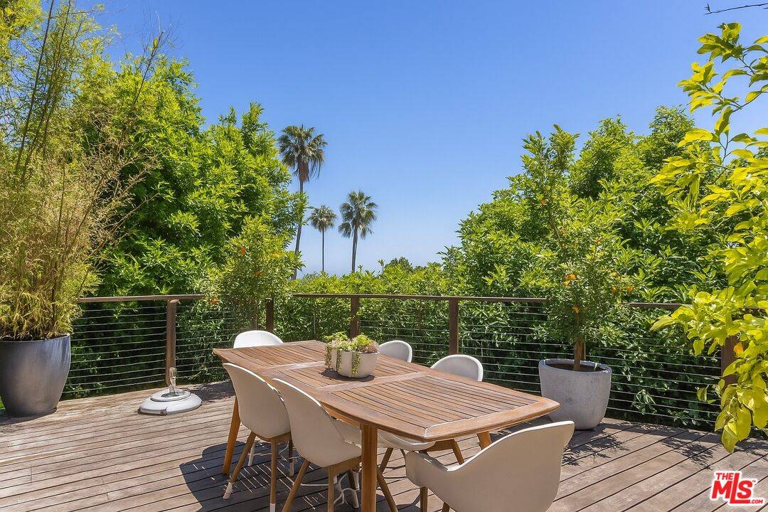 Los Angeles, CA 90069,1633 Queens Rd