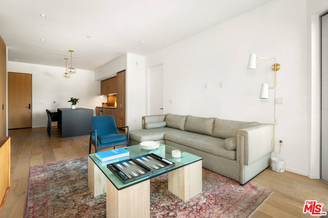 West Hollywood, CA 90069,1030 N Kings Rd #407