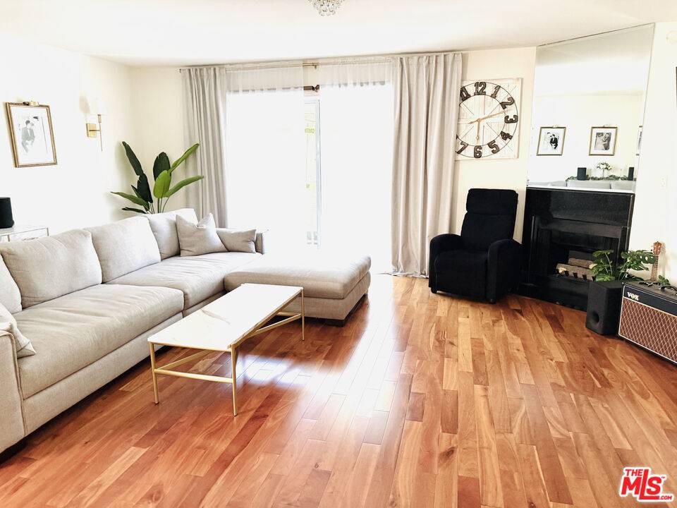 Los Angeles, CA 90049,11907 Darlington Ave #101
