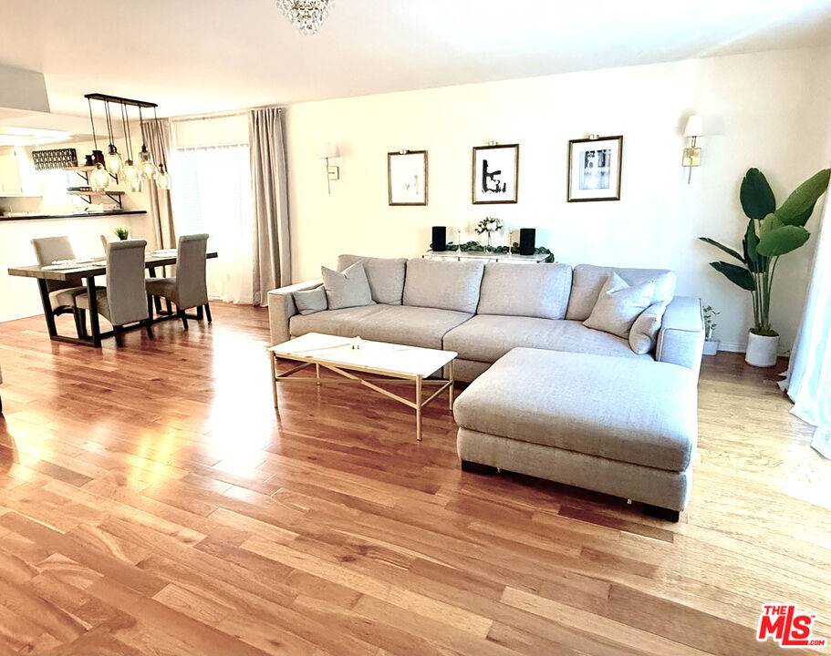 11907 Darlington Ave #101, Los Angeles, CA 90049