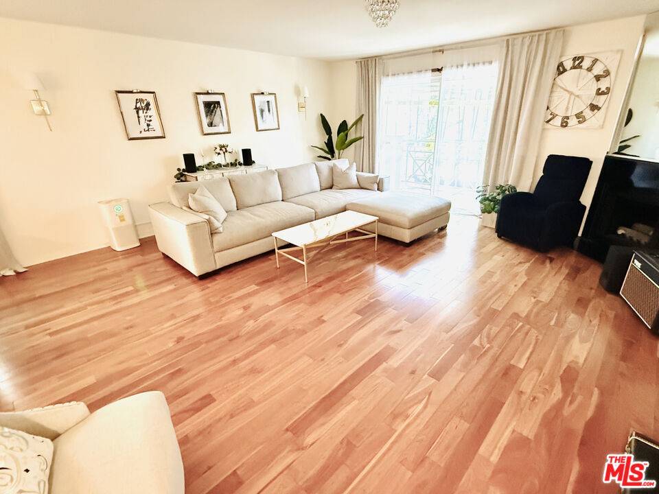 Los Angeles, CA 90049,11907 Darlington Ave #101