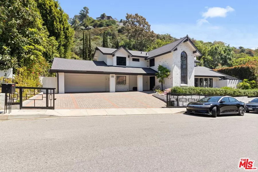 1060 Chantilly Rd, Los Angeles, CA 90077