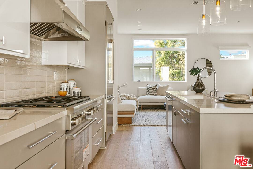 3220 S Barrington Ave, Los Angeles, CA 90066